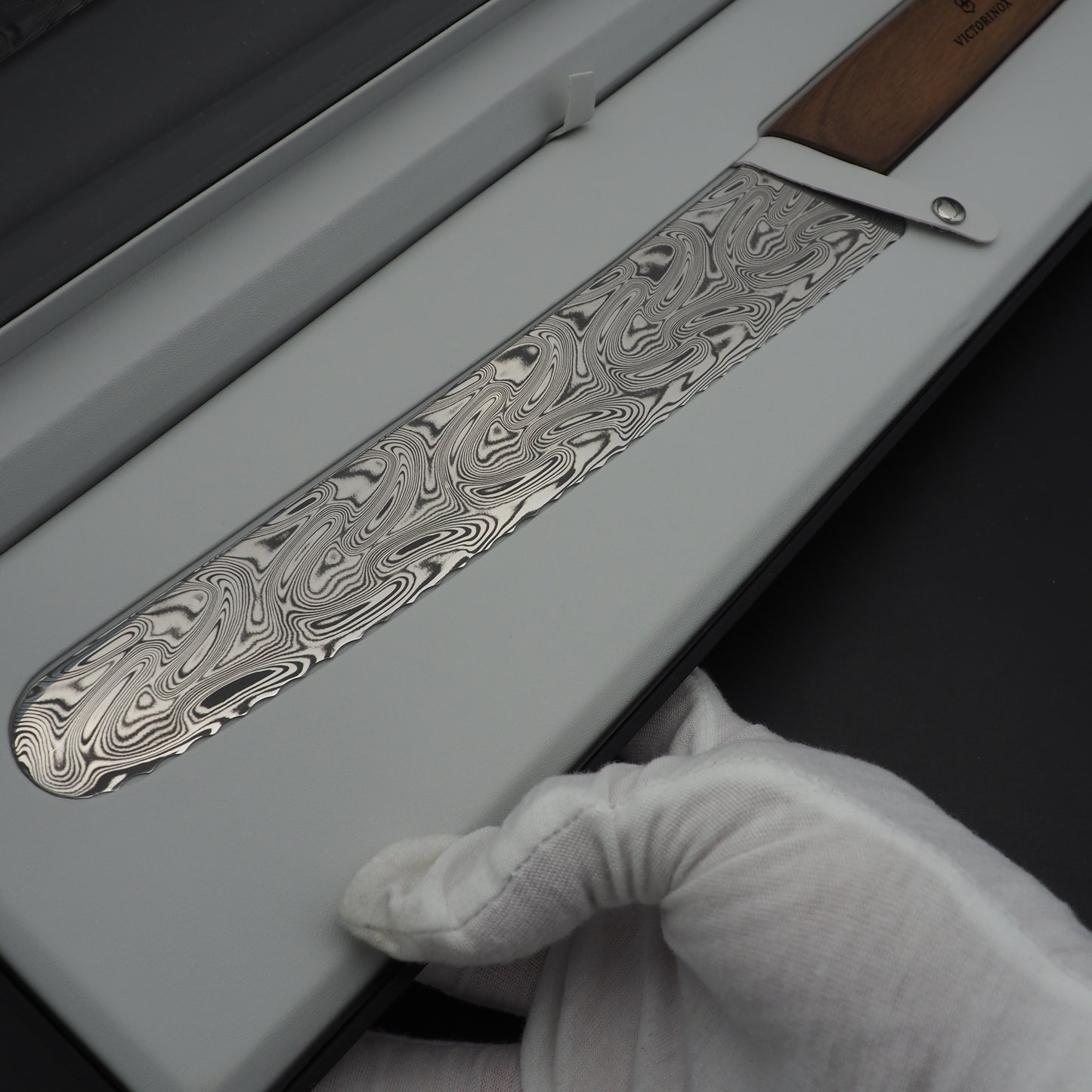 Victorinox Swiss Modern Brotmesser Damast Limited Edition 2021 1266/1884