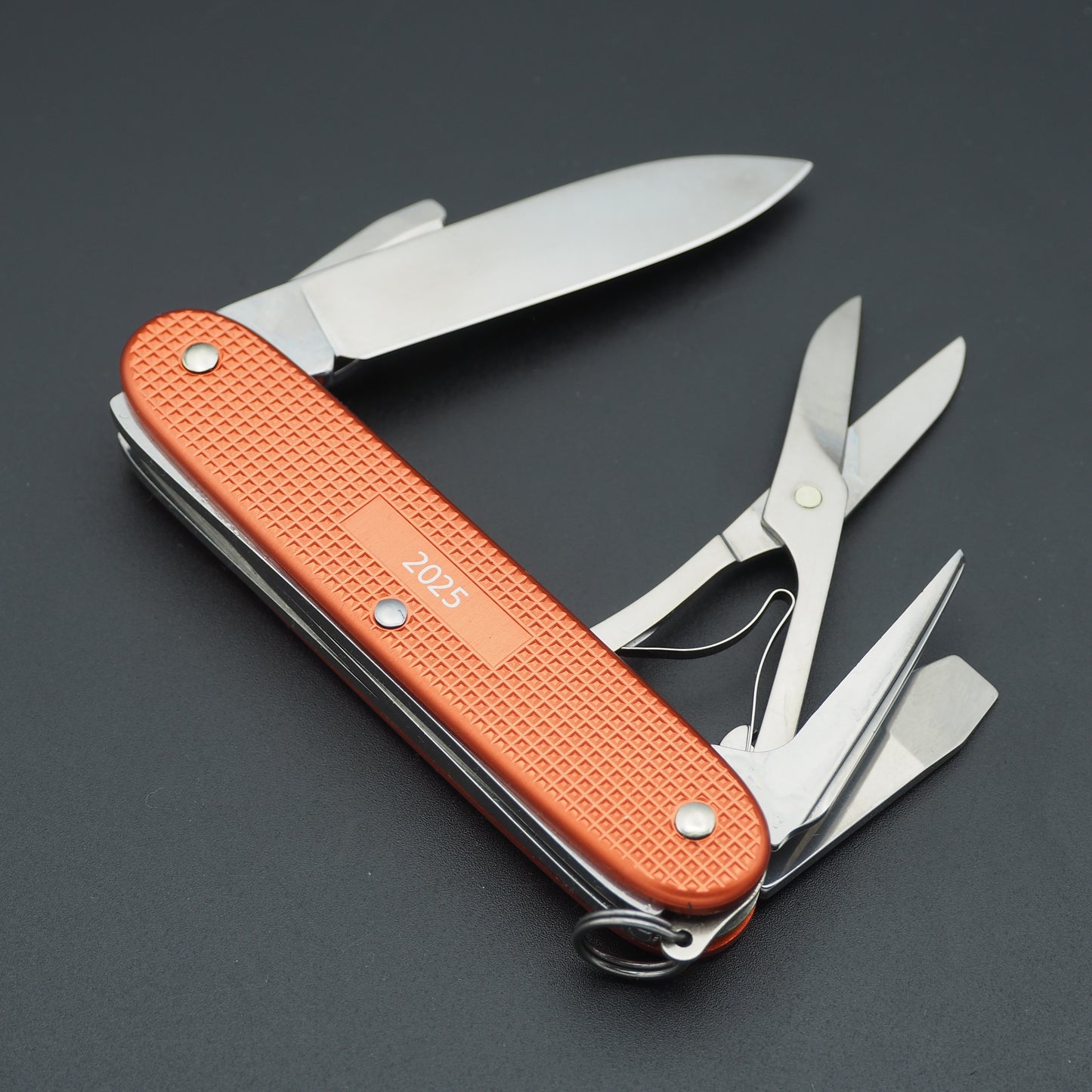 VICTORINOX PIONEER X, 93 MM, ALOX LIMITED EDITION 2025, STONE RED