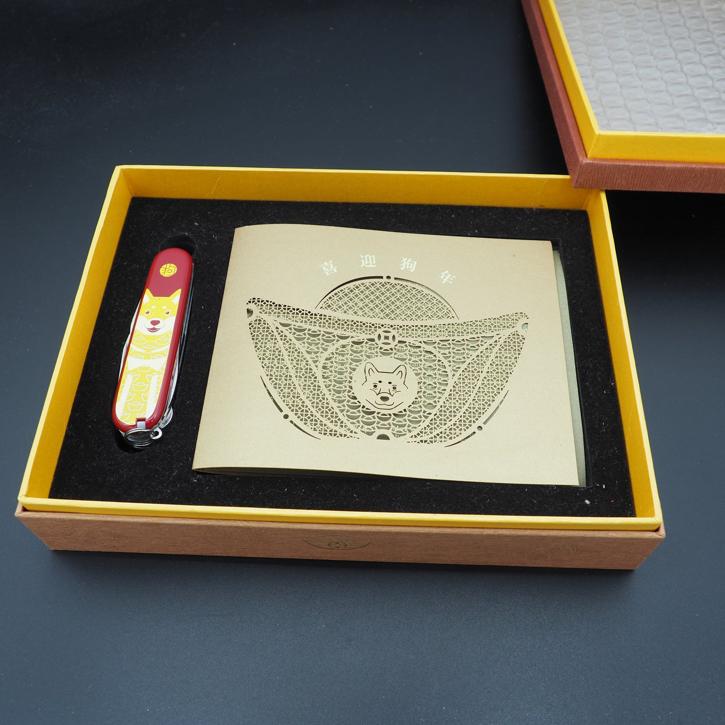 Victorinox Huntsman 2018 Year of the Dog 1.3714.E7 Number: 4043/8888 (NEW)