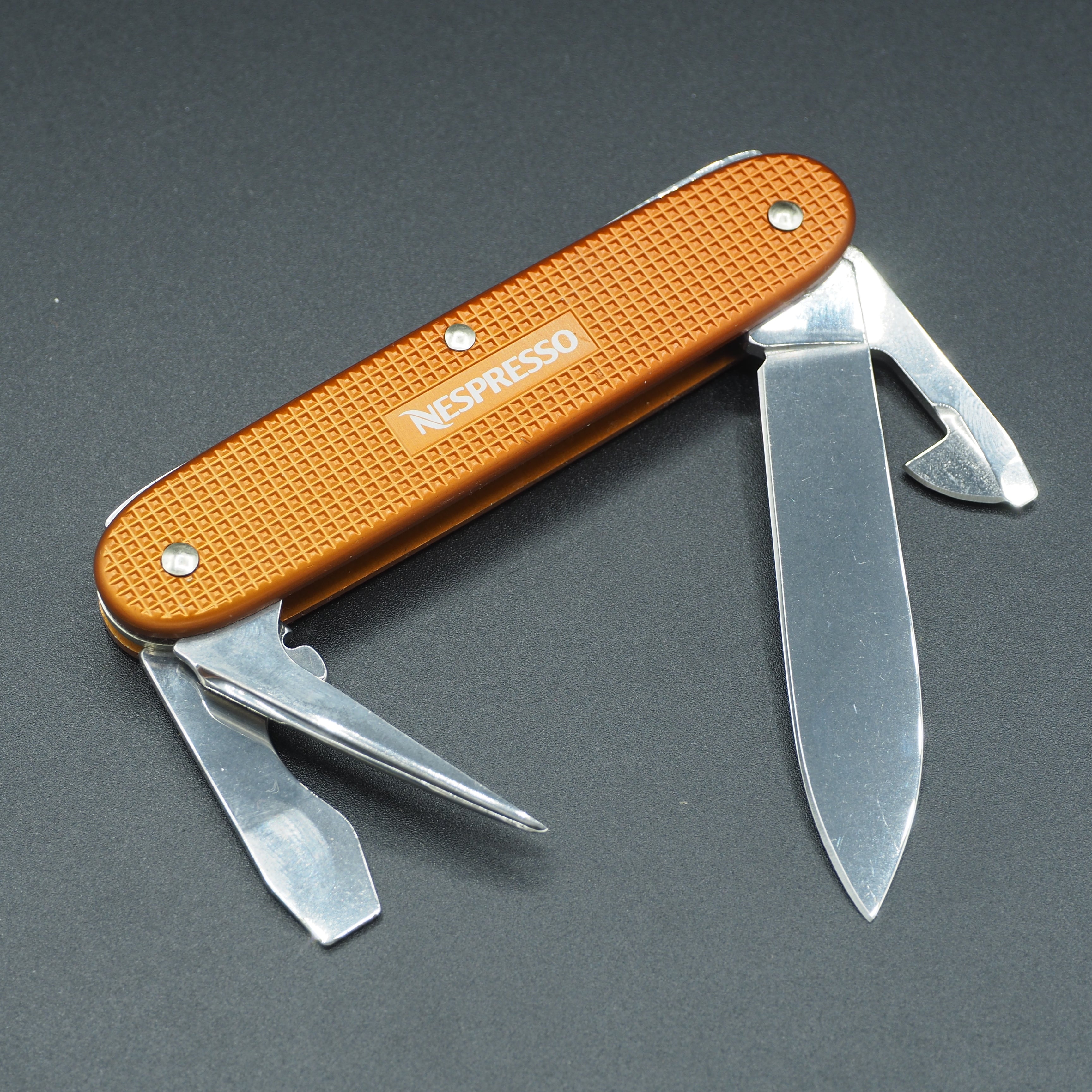 NEW KNIVES – The Sharp Knife Club