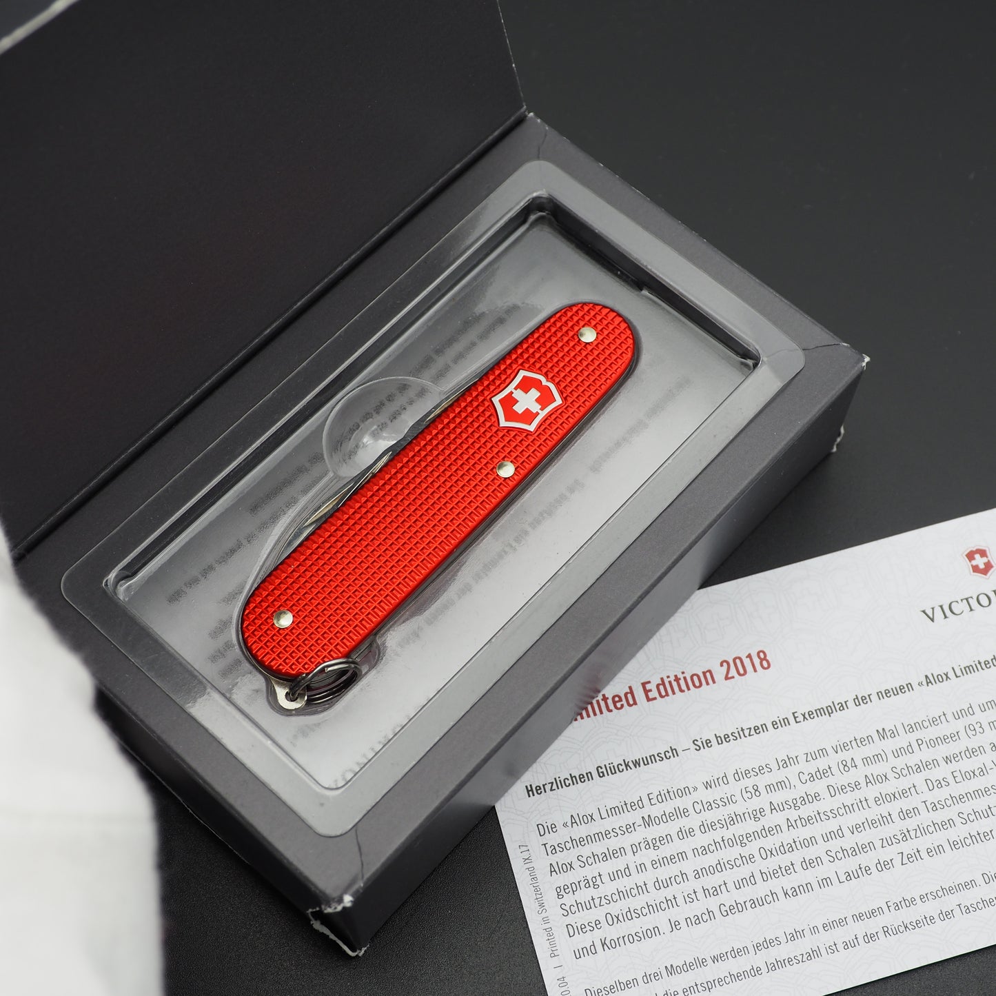 Victorinox Alox Limited Edition 2018 Cadet 84mm Berry Red Messer, neu mit beschädigter Box