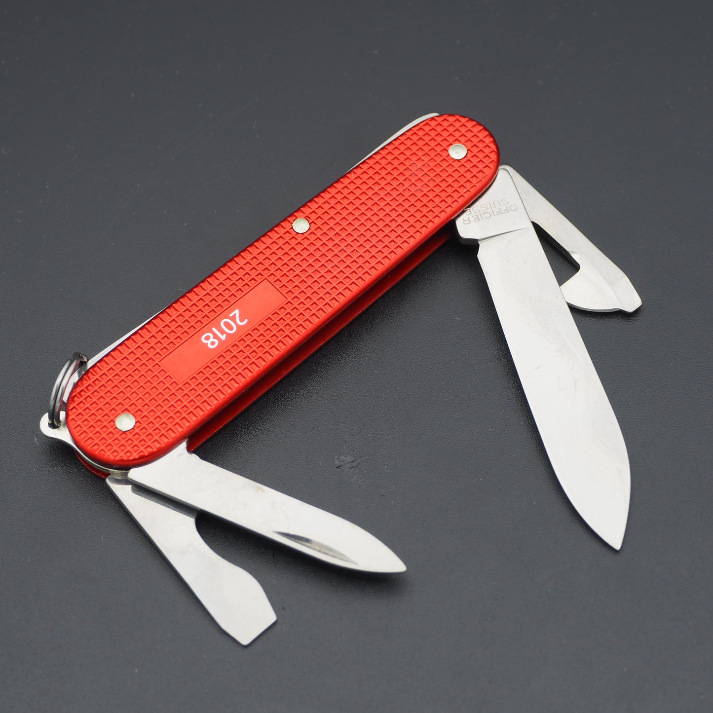 Victorinox Alox Limited Edition 2018 Cadet 84mm Berry Red Messer, neu mit beschädigter Box