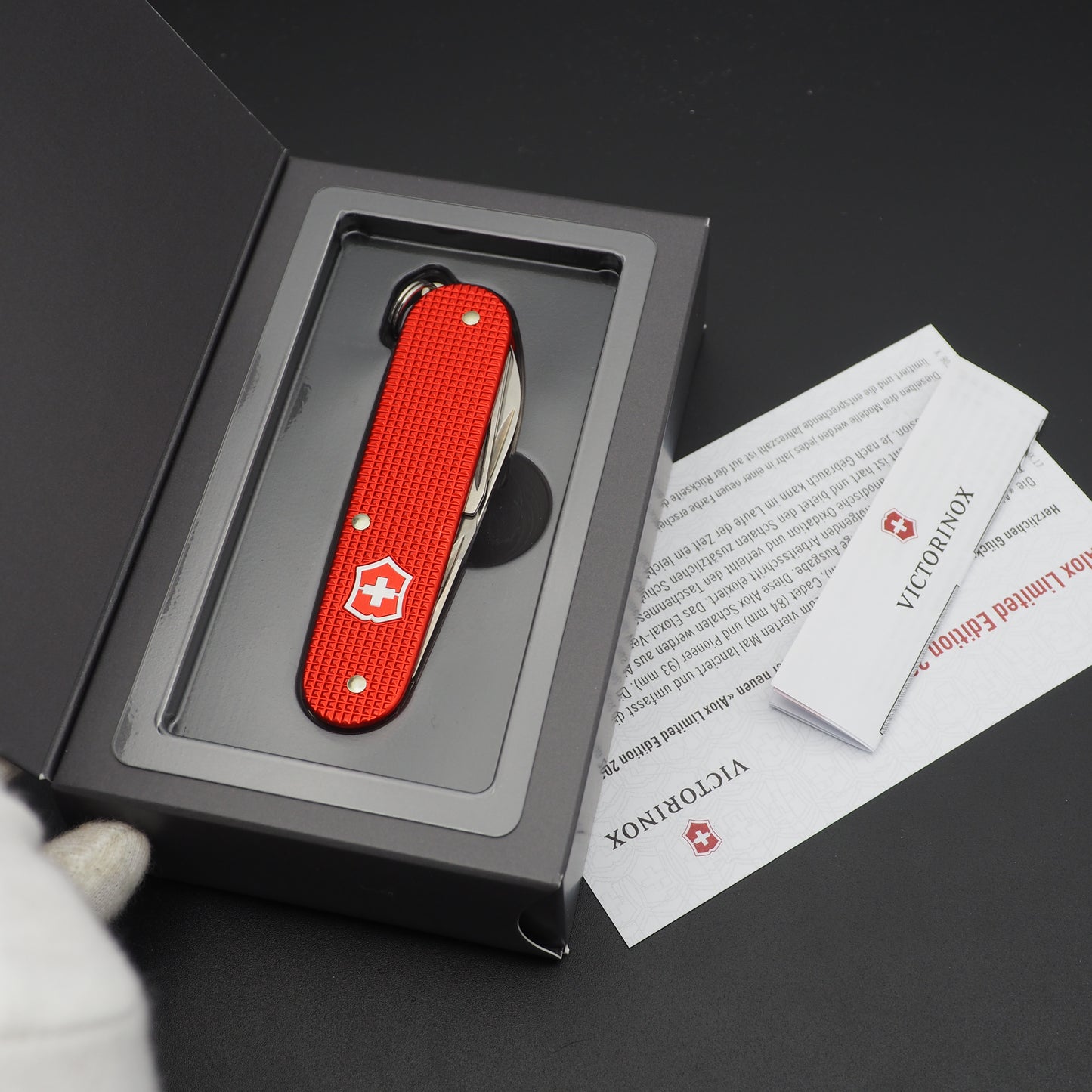 Victorinox Alox Limited Edition 2018 Cadet 84mm Berry Red Messer, neu mit beschädigter Box