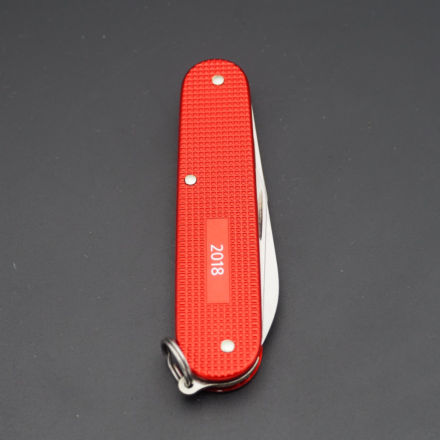 Victorinox Alox Limited Edition 2018 Cadet 84mm Berry Red Messer, neu mit beschädigter Box