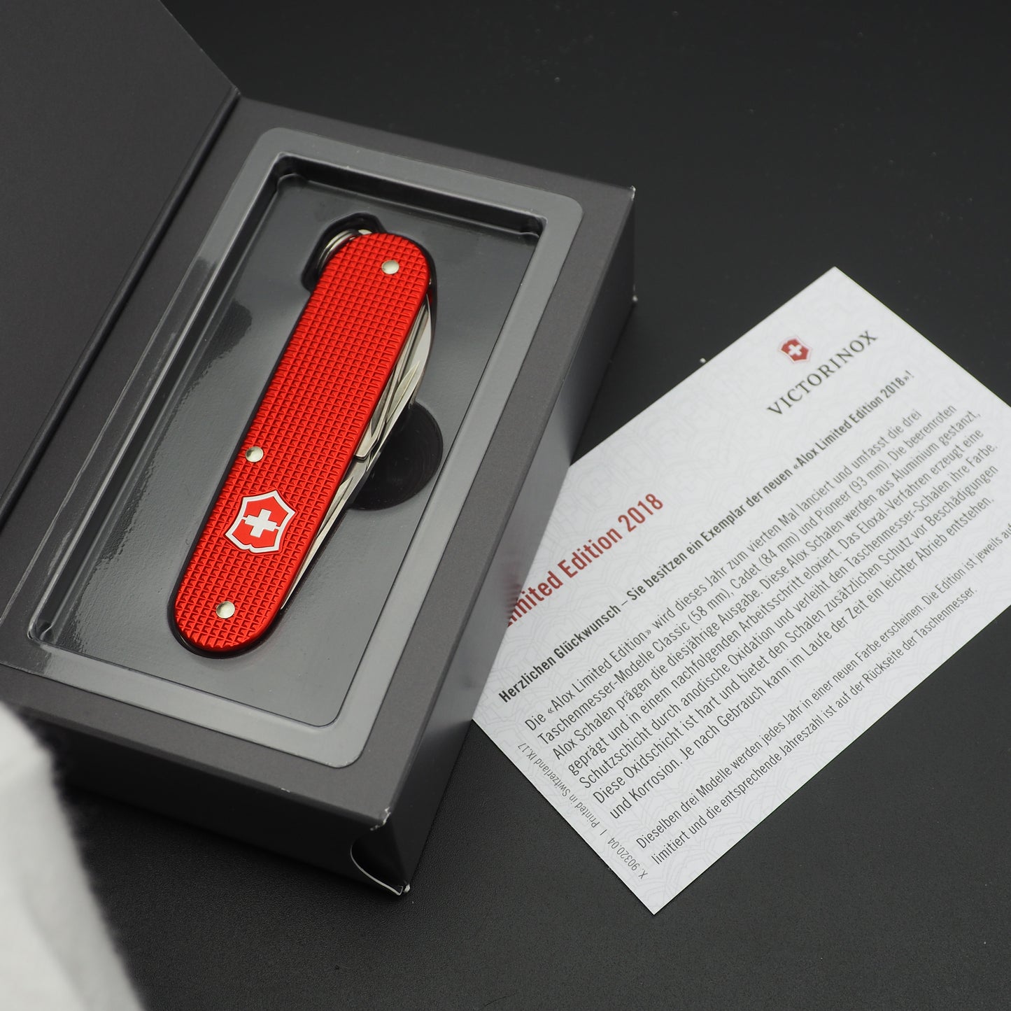 Victorinox Alox Limited Edition 2018 Cadet 84mm Berry Red Messer, neu mit beschädigter Box