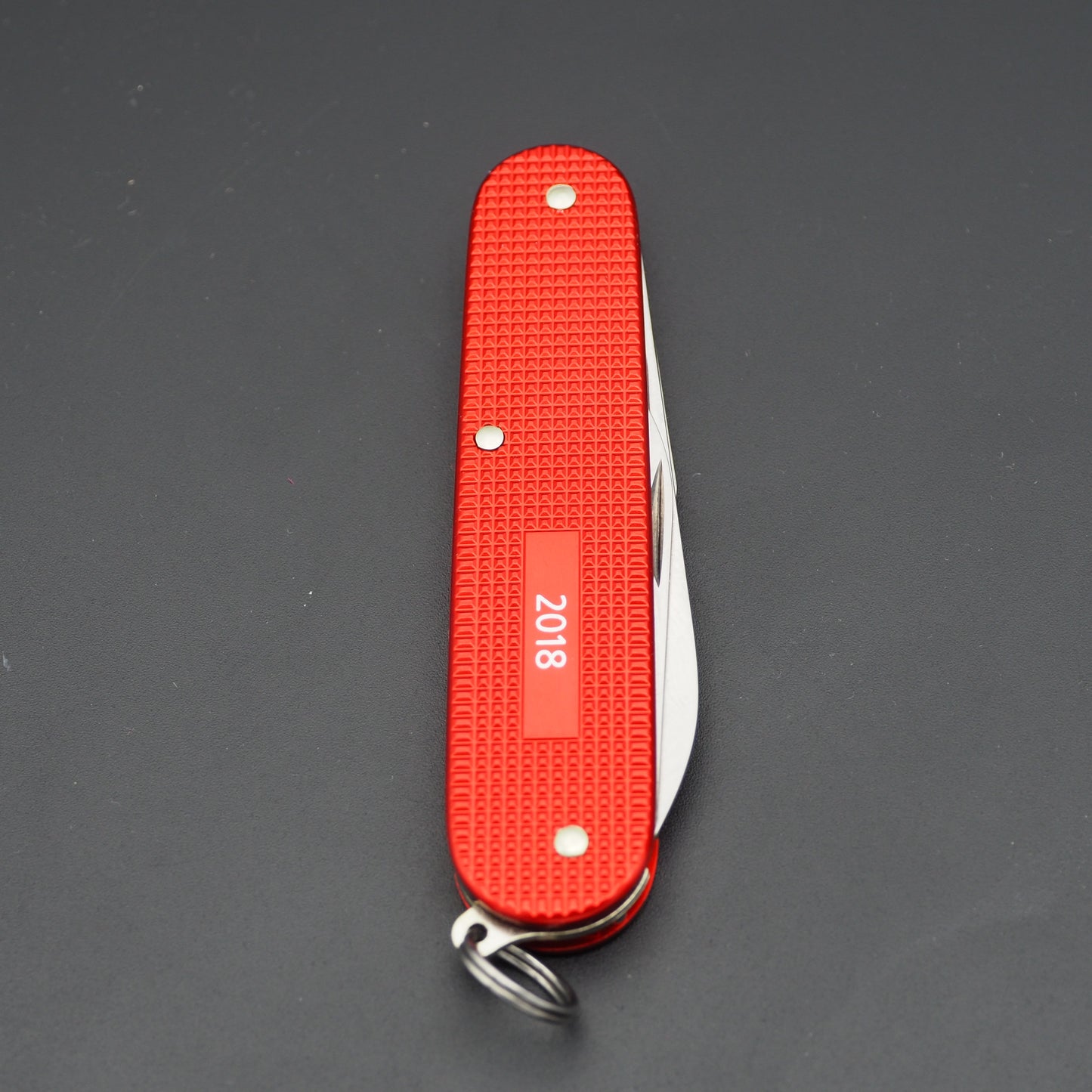 Victorinox Alox Limited Edition 2018 Cadet 84mm Berry Red Messer, neu mit beschädigter Box