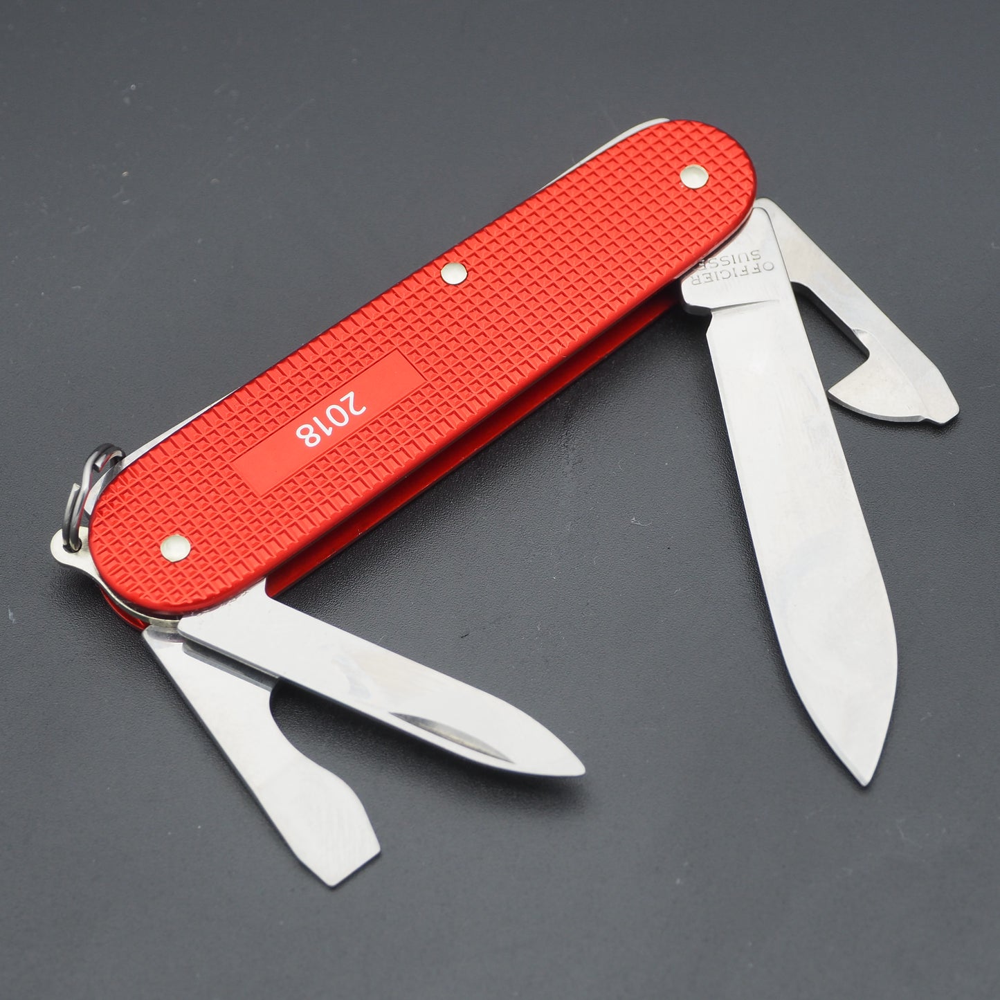 Victorinox Alox Limited Edition 2018 Cadet 84mm Berry Red Messer, neu mit beschädigter Box